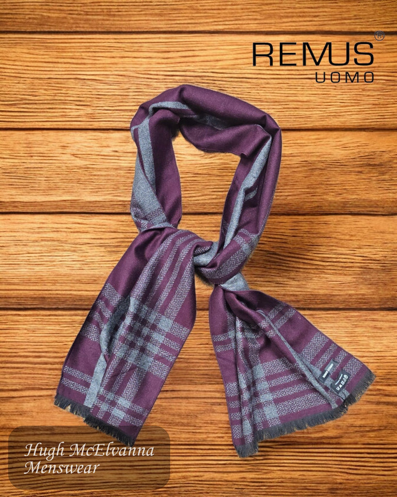  Remus Uomo scarf in dark purple is a stylish addition to your wardrobe, designed to elevate your look with timeless sophistication.