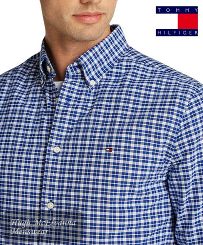 100% organic cotton, this Tommy Hilfiger oxford shirt offers breathable comfort and durability.